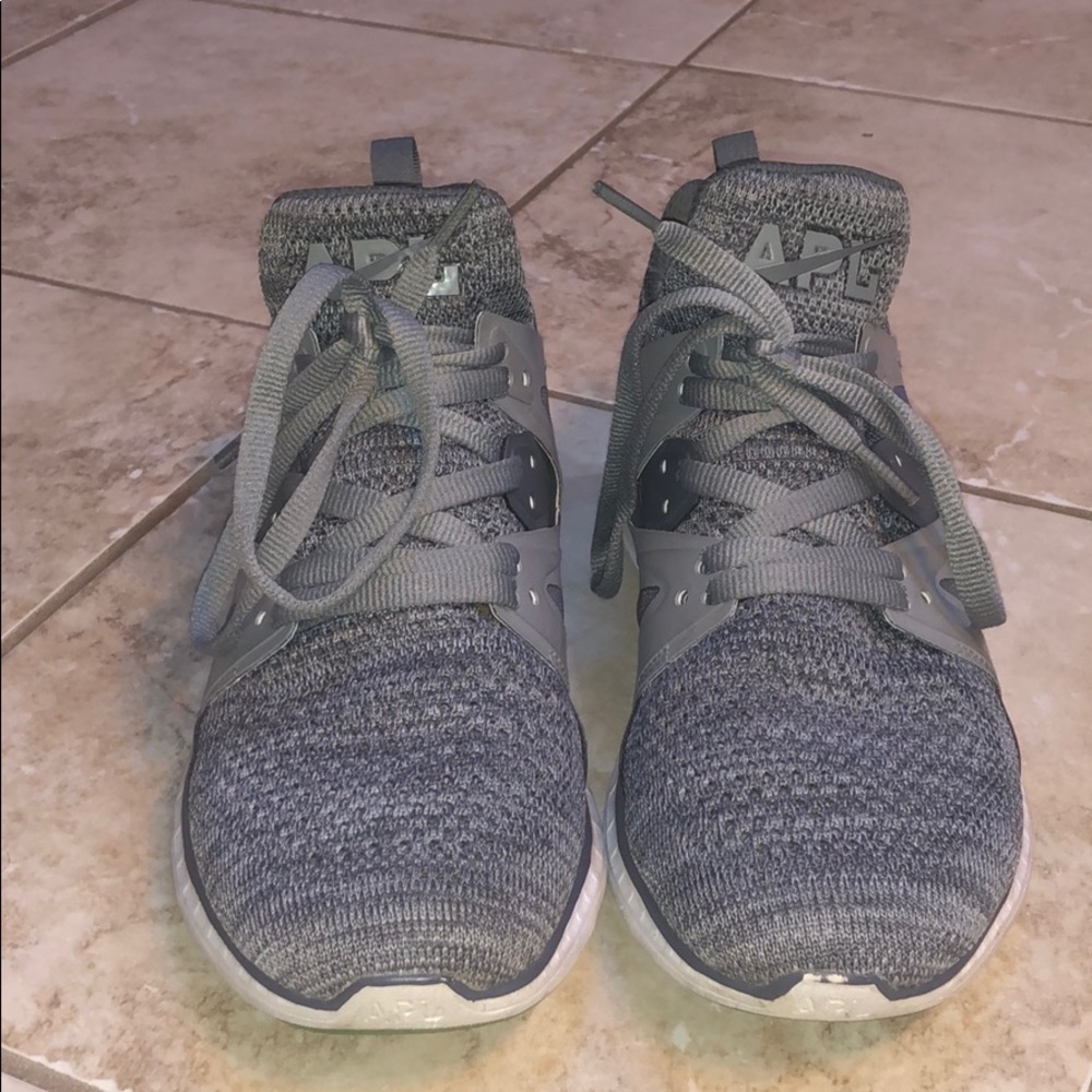 Women’s APL Ascend Trainer sneaker in grey  sz: 8